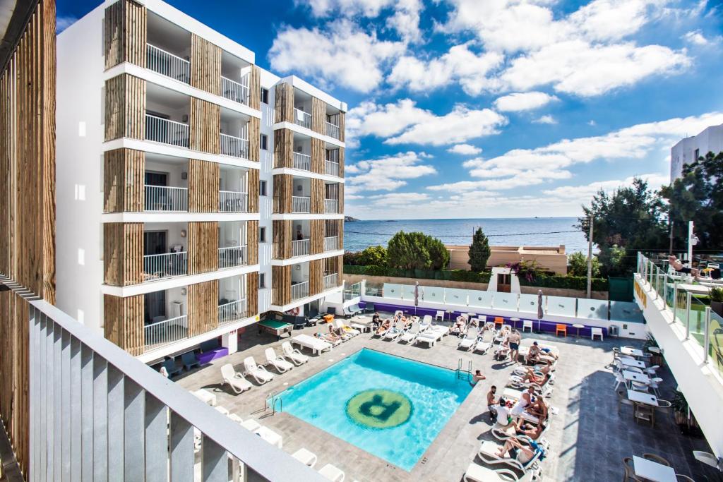 伊维萨镇瑞恩斯伊比萨公寓 - 仅限成人的享有酒店游泳池景致的阳台