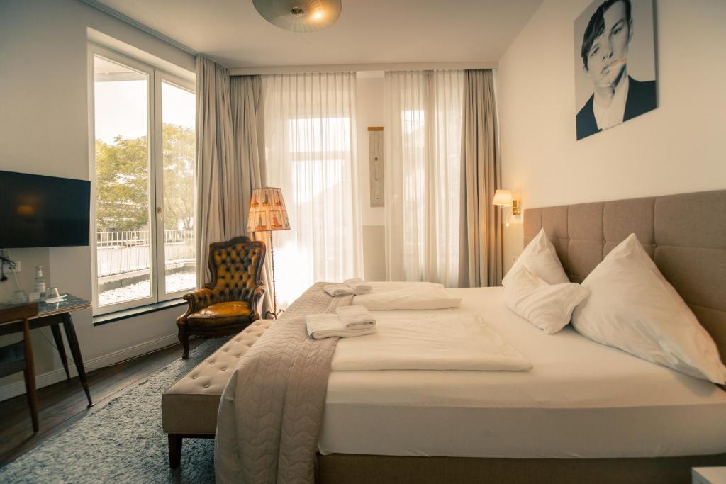 科隆MAISON MARSIL - Boutique Hotel Köln的一间设有大床和窗户的酒店客房