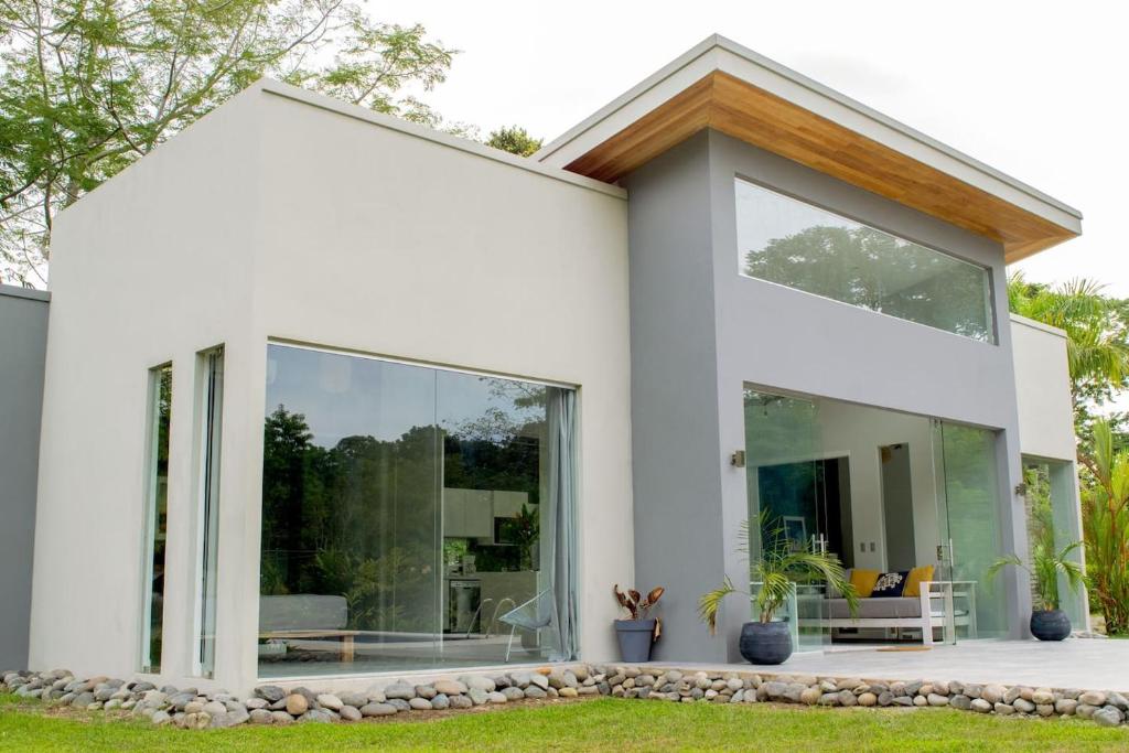 卡维塔Lilan Nature, Modern House N°2, private swimming pool的白色的房子,设有大玻璃门