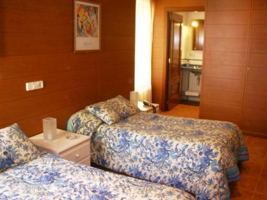 维多利亚-加斯特伊兹400旅馆的酒店客房带两张床和一间浴室