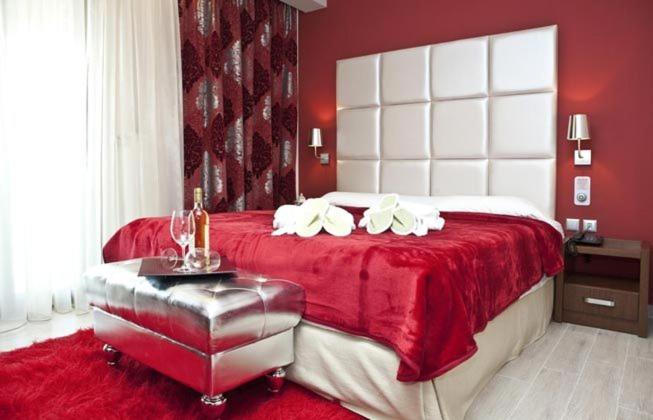 阿尔奈阿科纳基酒店的红色卧室配有一张带红色毯子的大床