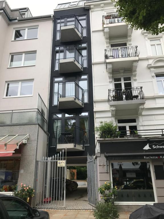 汉堡Apartmenthaus Hamburg Eppendorfer Weg的公寓大楼的一侧设有阳台。