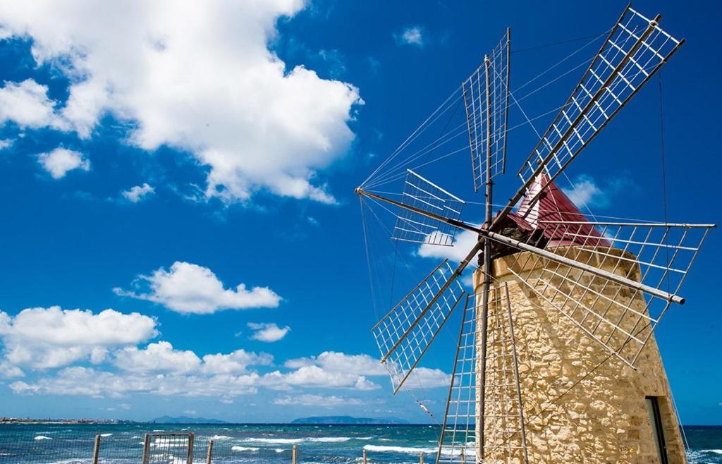 特拉帕尼艾姆里尼度假酒店的海滩上的风车,背景是大海