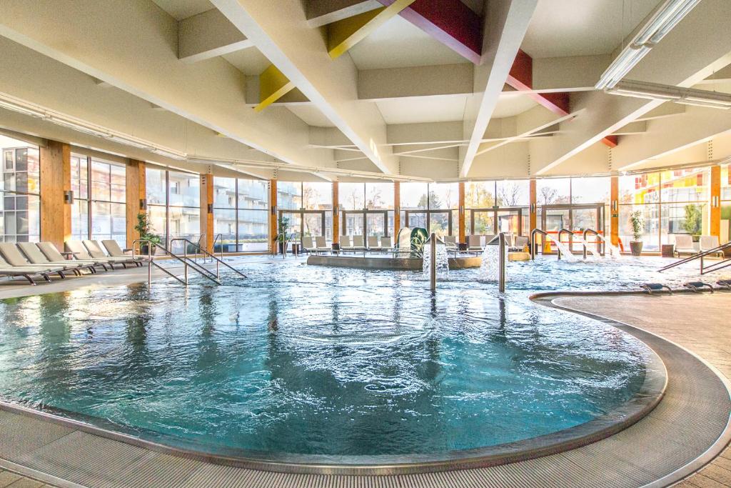 科沃布热格水瓶座SPA酒店的大型客房带窗户,设有大型游泳池