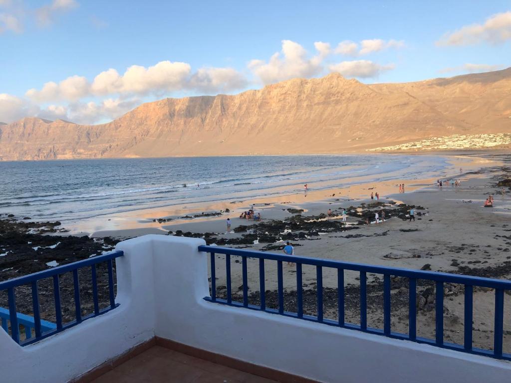 法马拉Playa de Caleta de Famara的享有海滩美景,背景为群山