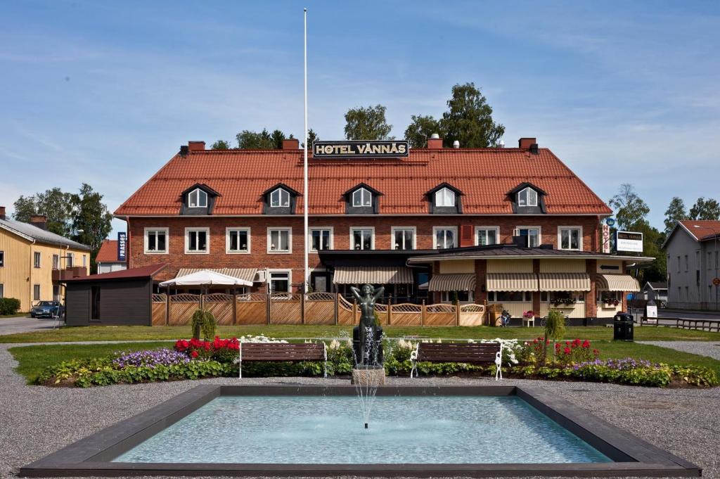 Vännäs维纳斯酒店的一座建筑前有喷泉的酒店