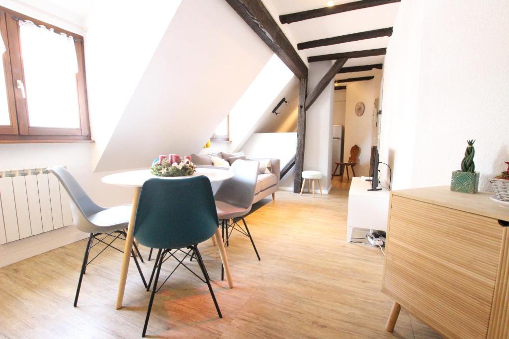 科尔马Colmar City Center - Appartement PETIT OURS - BookingAlsace的一间带桌子和椅子的用餐室