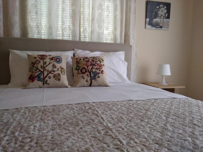 阿尔戈斯Paraskevi's House的一间卧室配有带枕头的床