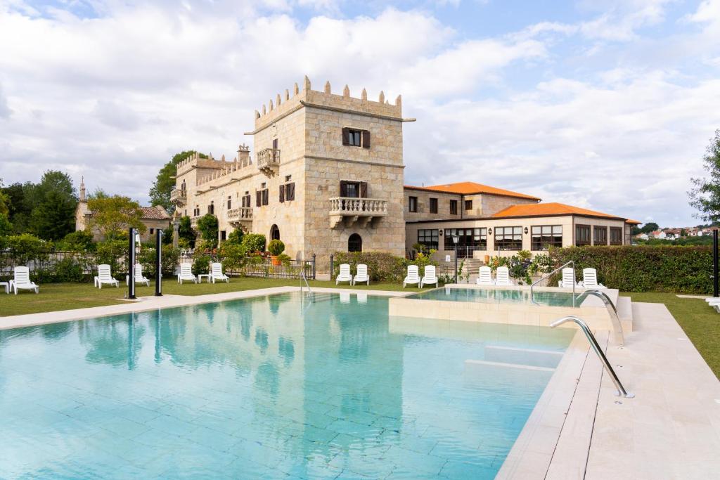 维拉加尔西亚·德·阿劳萨里亚尔帕索酒店的大楼前的大型游泳池
