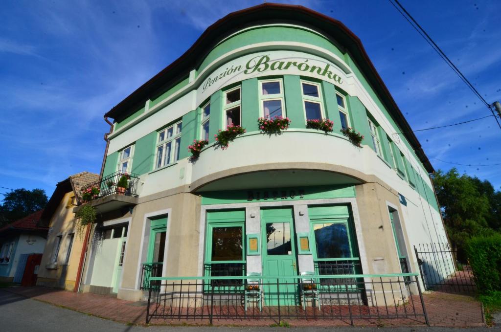 BetliarBaronka Bed & Breakfast & Bistrot的绿色和白色的建筑