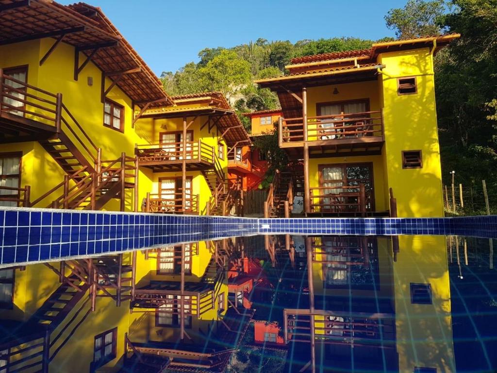莫罗圣保罗Sina Residencial的一座建筑前面设有游泳池
