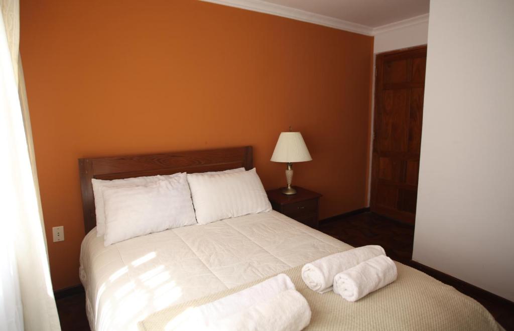 苏克雷Casa Los Jazmines的一间卧室配有一张床,上面有两条毛巾