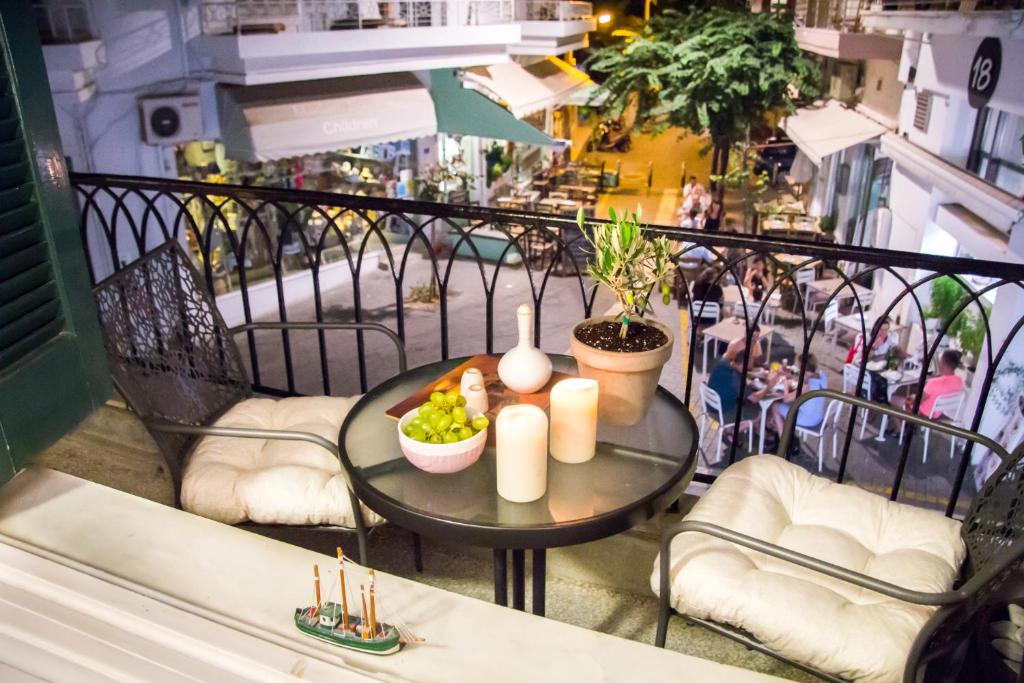 海若克利欧Artistic Getaway Home - Super Central的阳台上的桌子上摆放着蜡烛和水果