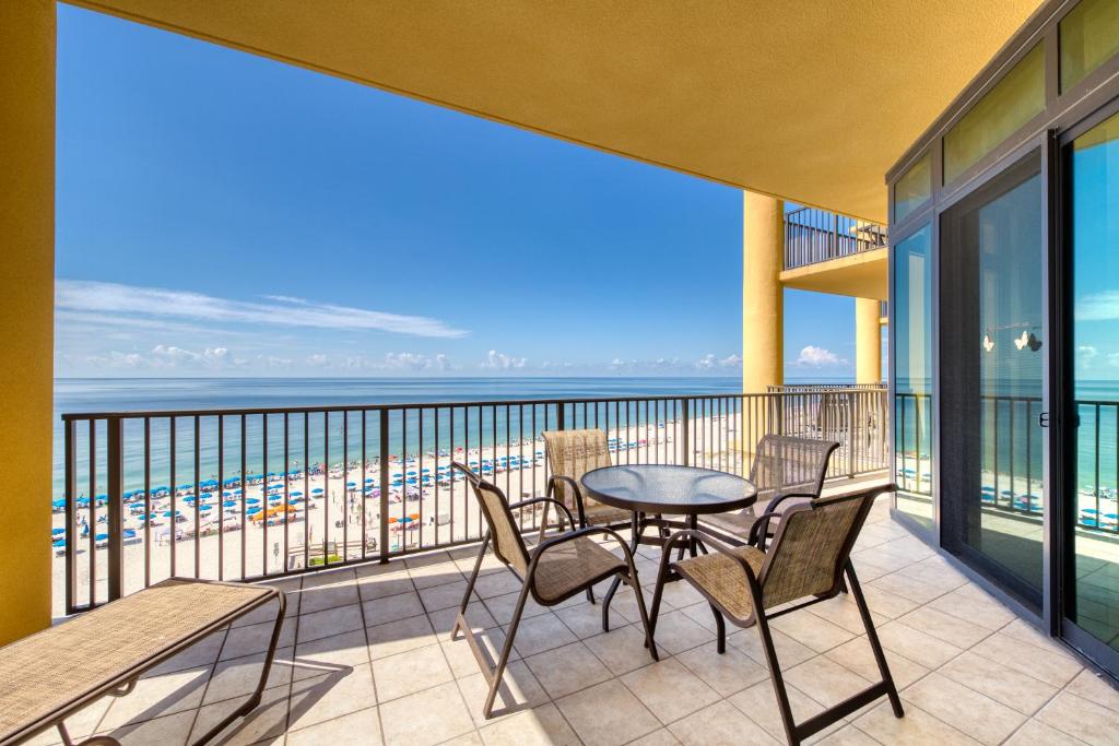 奥兰治比奇Phoenix West II #609的阳台配有桌椅,享有海滩美景。