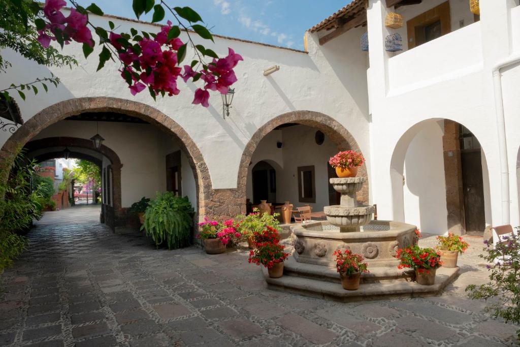 圣胡安德里奥雷赛卡酒店的花卉建筑中带喷泉的庭院