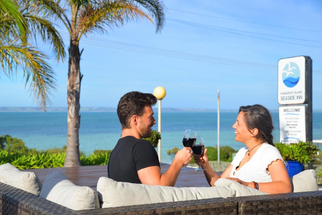 金斯科特袋鼠岛海滨旅馆的坐在沙发上喝一杯酒的男人和女人