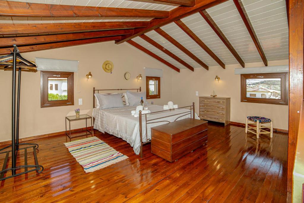 圣尼古拉奥斯Loft Sweet loft的一间卧室配有一张床,铺有木地板