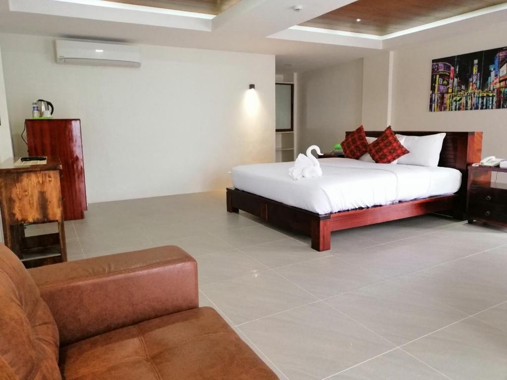 波尔多·格尼拉Nirvana Resort Puerto Galera的客厅配有床和沙发