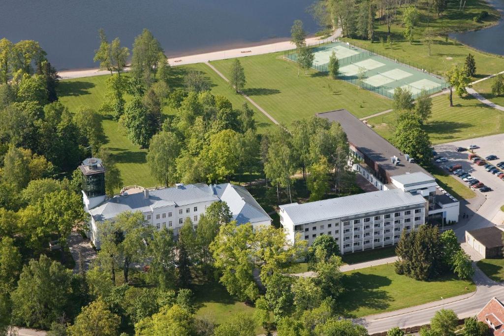 奥泰佩普哈雅夫Spa度假酒店的享有建筑和公园的空中景致