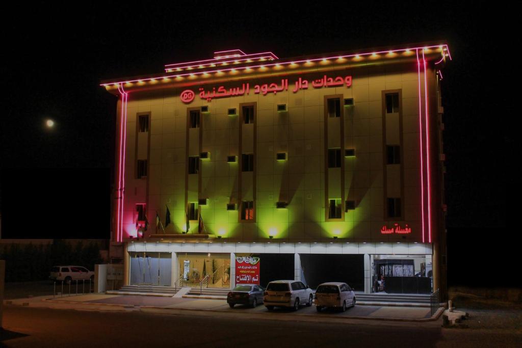 比沙堡Dar Al Jood Hotel units的一座建筑,晚上停在前面