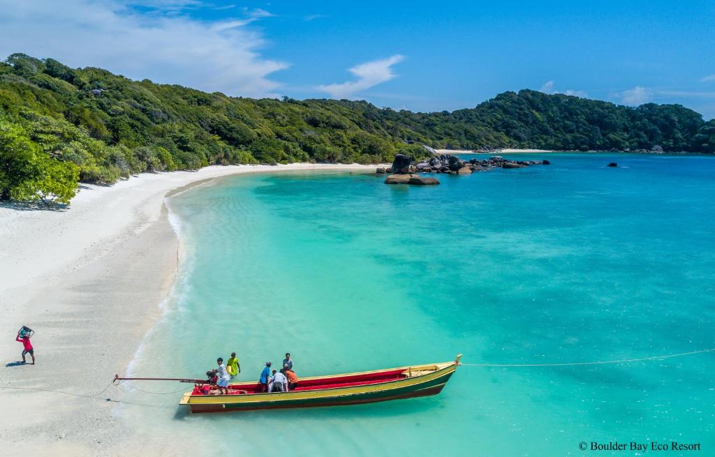 Nga Khin Nyo Gyee IslandBoulder Bay Eco Resort - Nga Khin Nyo Gyee Island的一群人乘着沙滩上的船