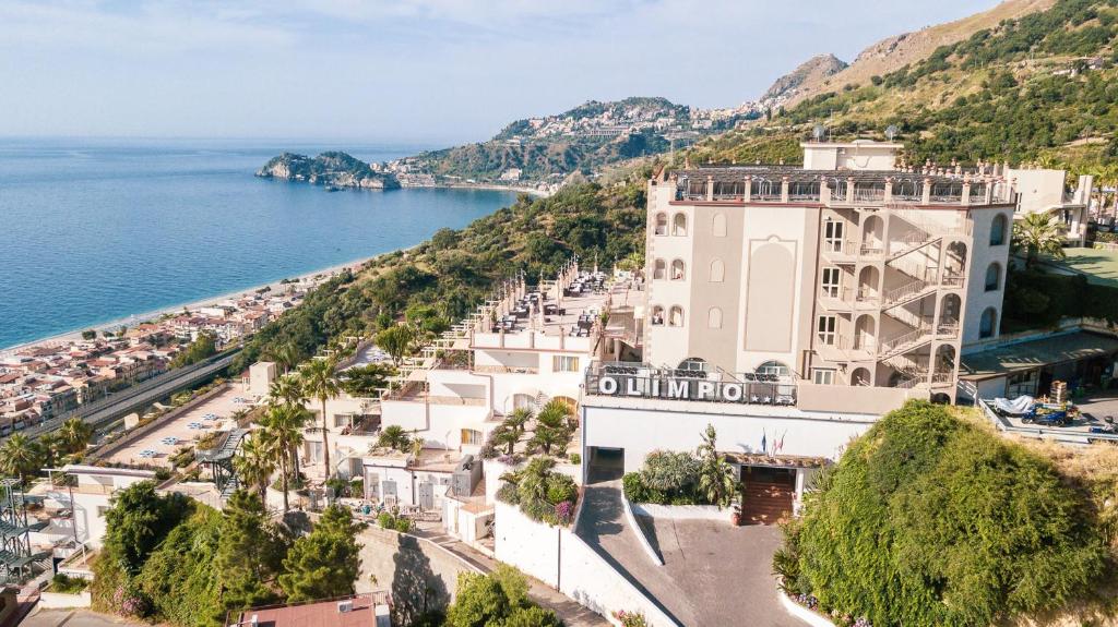 勒托阳尼Hotel Olimpo le Terrazze的海洋旁小镇的空中景观