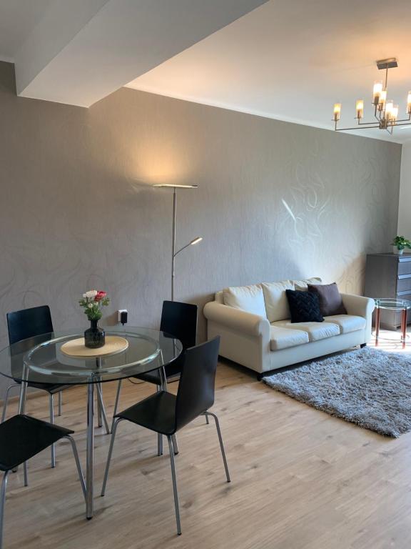 莫斯特Apartman Skupovka的客厅配有沙发和桌椅