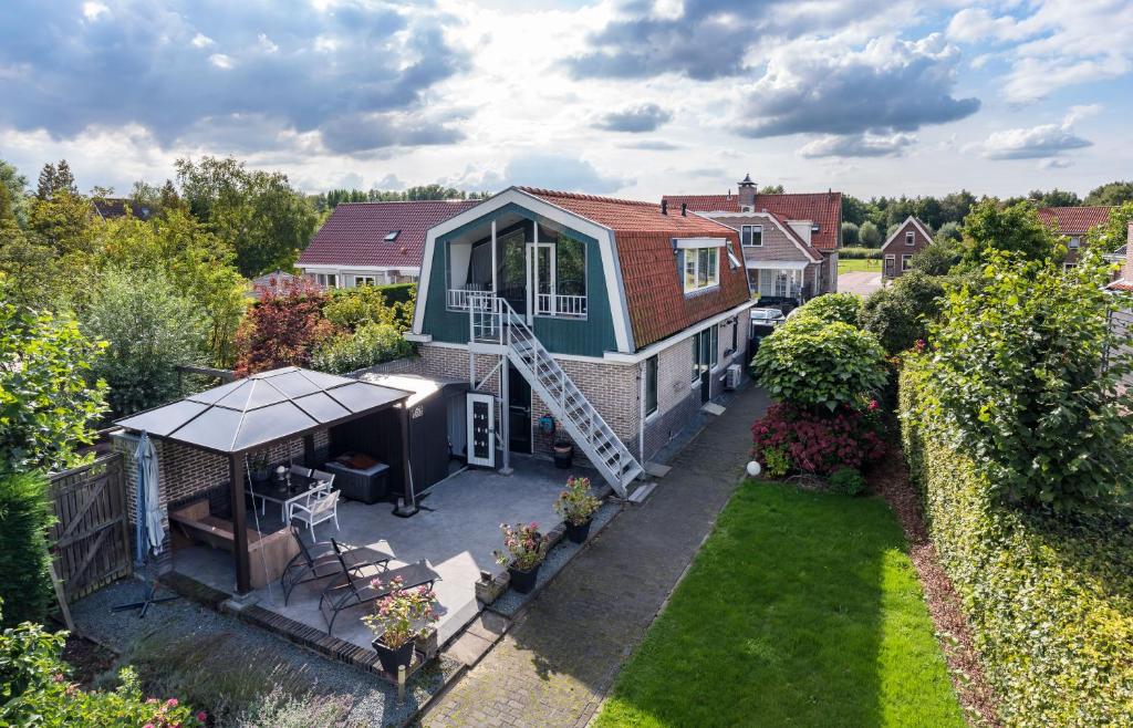 Den IlpAmsterdam Countryside met Airco , luxe keuken en een geweldig uitzicht, Immer besser!的享有花园房屋的空中景致