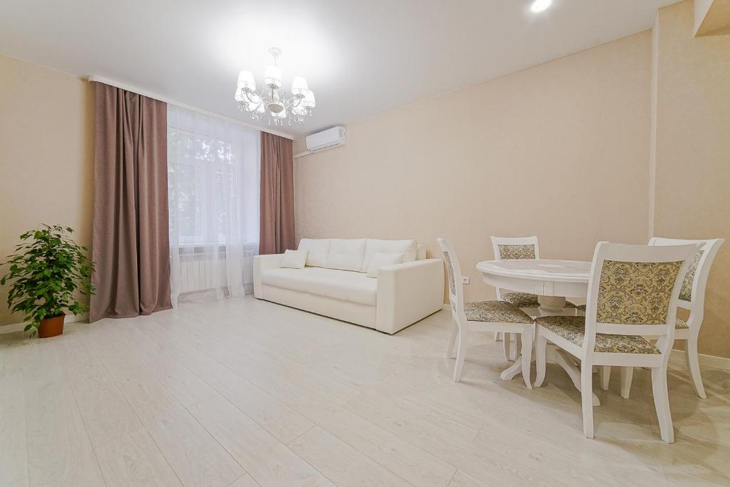 明斯克Apartments on Krasnaya Street的客厅配有桌椅和沙发