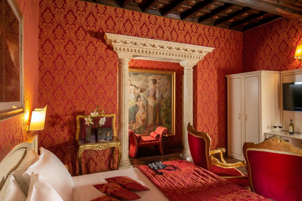 罗马Residenza Canova Tadolini - Guesthouse的红色的卧室配有一张床,墙上挂着一幅画