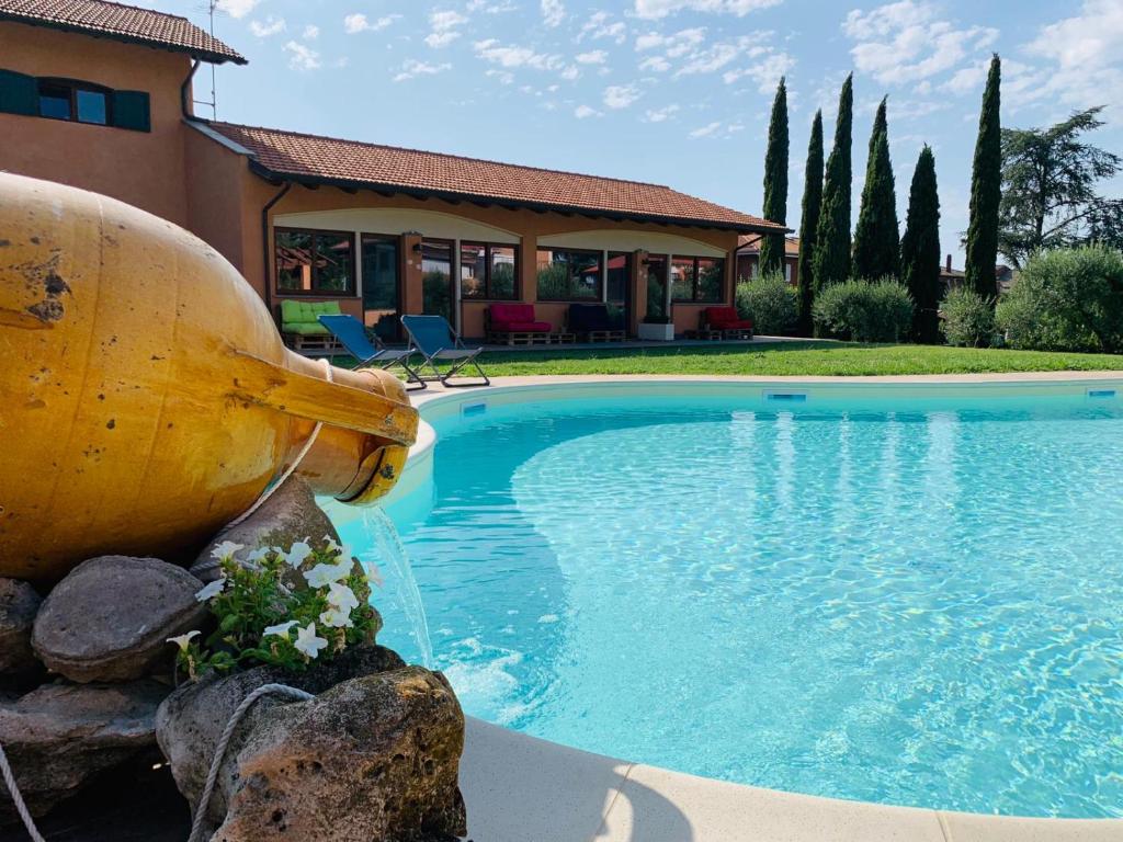 马里诺Villa Giuseppe Bernabei Guest House的一座房子旁的大型游泳池,设有喷泉