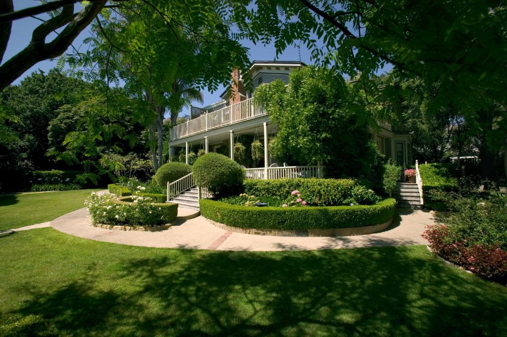 圣巴巴拉辛普森之家酒店的前面设有花园的大房子