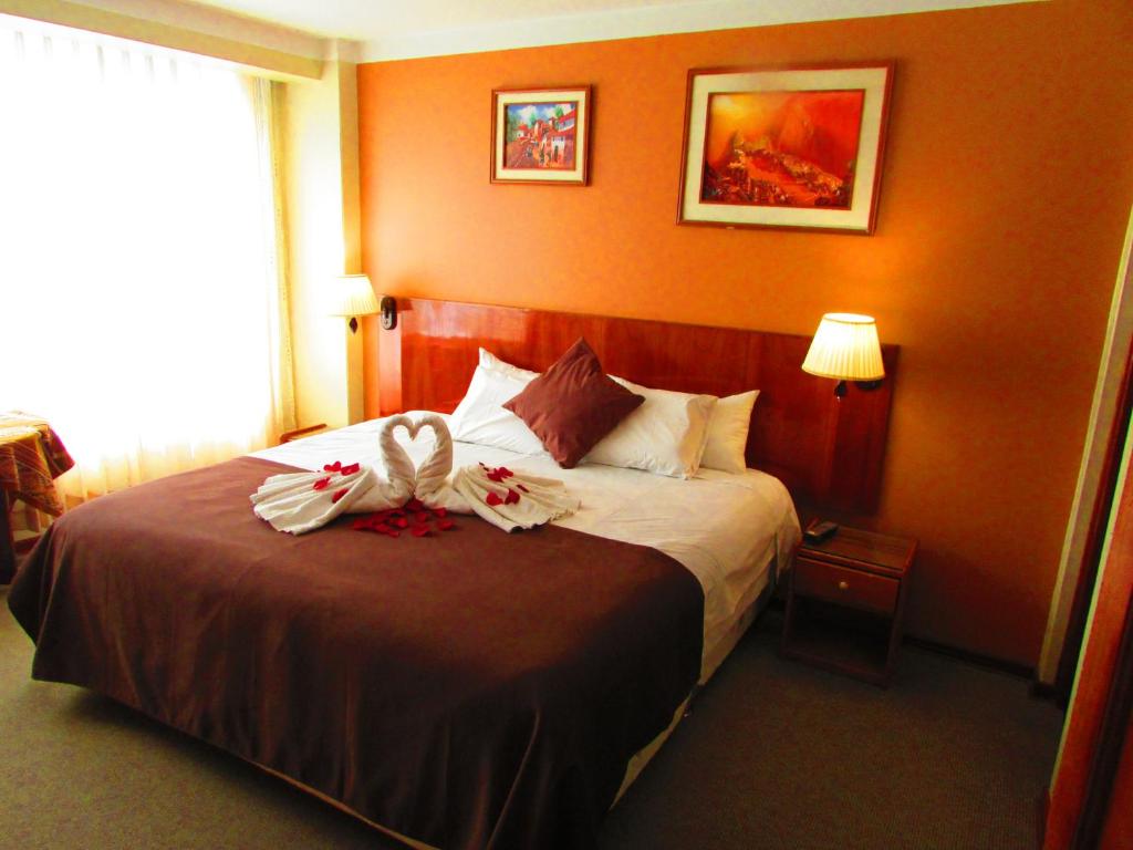普诺Maya Inn的酒店客房,配有一张带两个弓的床