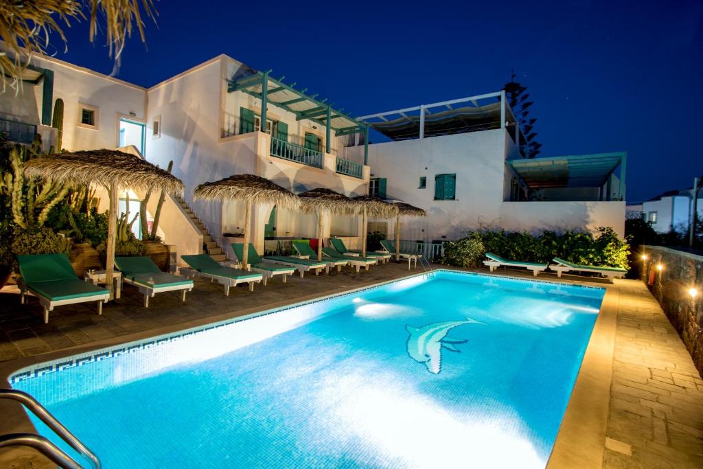 卡马利安德里亚斯酒店的夜间在房子前面的游泳池