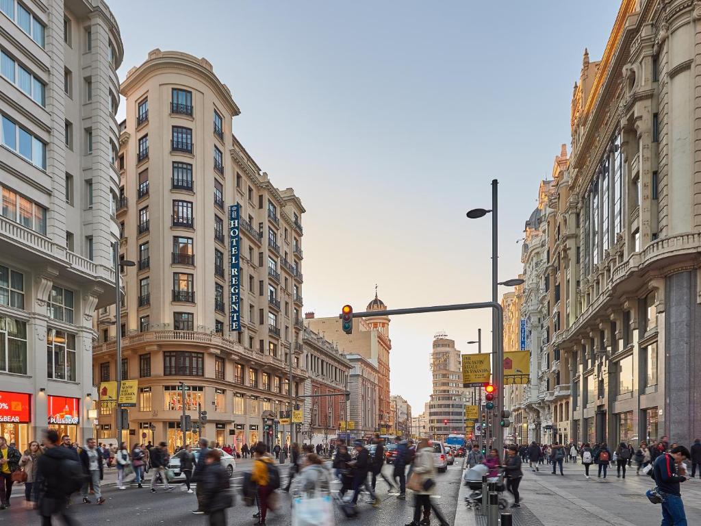 马德里丽晶酒店的一群人穿过繁忙的城市街道