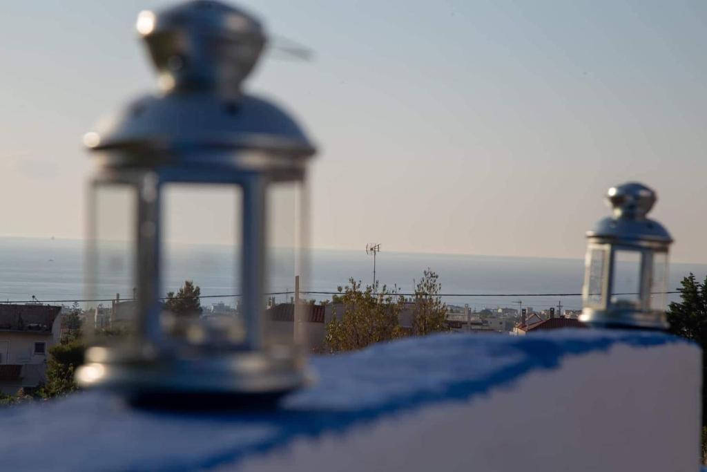 阿特米达Airport View House的阳台设有2盏灯,享有海景。