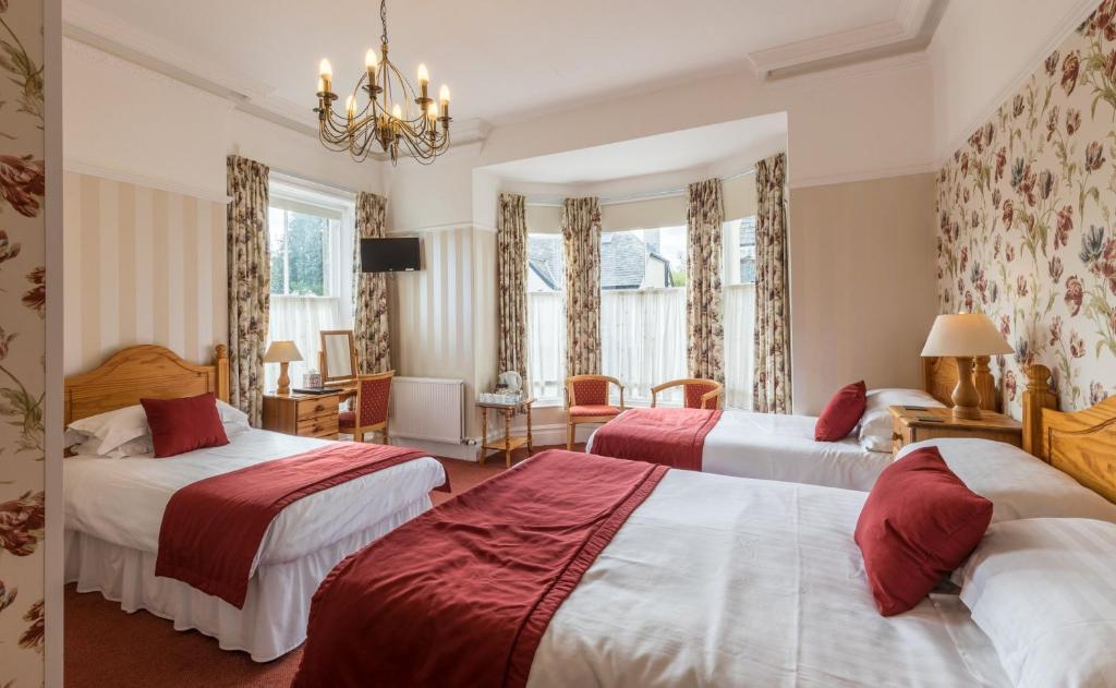 凯西克多切斯特楼酒店的酒店客房设有两张床和吊灯。