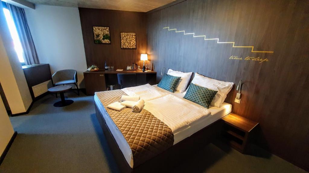 奥斯特罗瓦西斯Hotel D1的一间卧室设有一张带木墙的大床