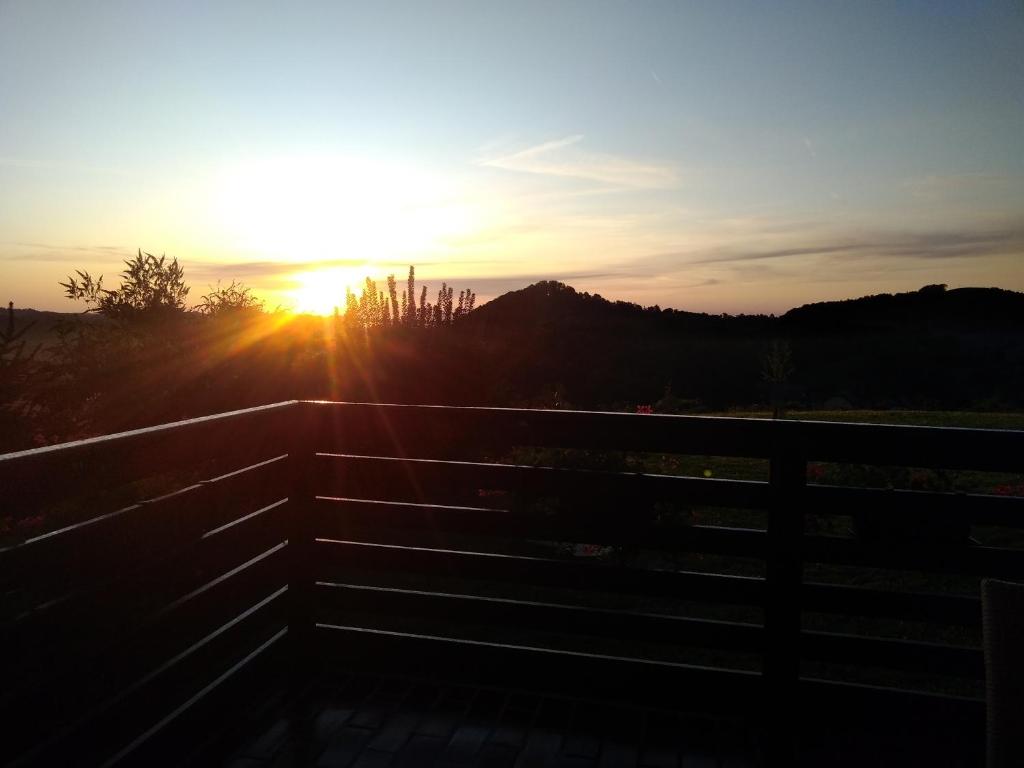 马里博尔Sunrise Home的天空中阳光灿烂的 ⁇ 上日落