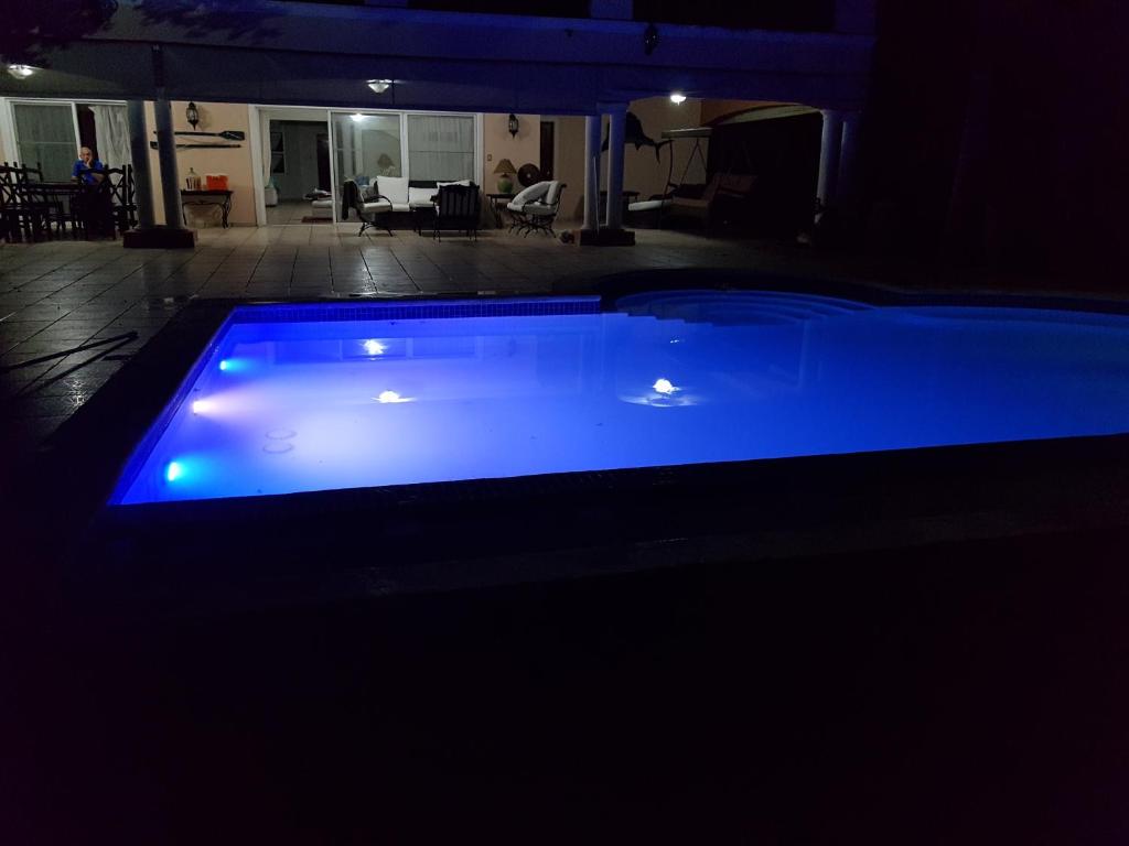 璜多里奥Metro Country Club的蓝色的游泳池,位于黑暗的房间里