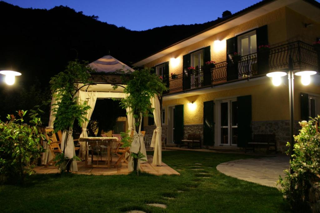卡萨尔扎利古雷卡德普利亚酒店的院子里晚上有桌子的房子