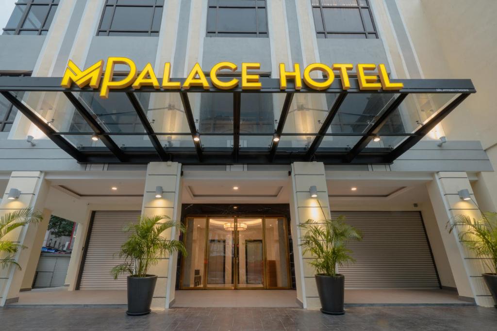 吉隆坡MPalace Hotel KL的一间大型酒店,上面有一个大标志