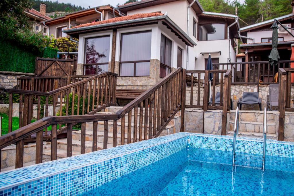 大特尔诺沃EUROPE GUEST HOUSE § КЪЩА ЗА ГОСТИ ЕВРОПА的房屋旁带游泳池的房子