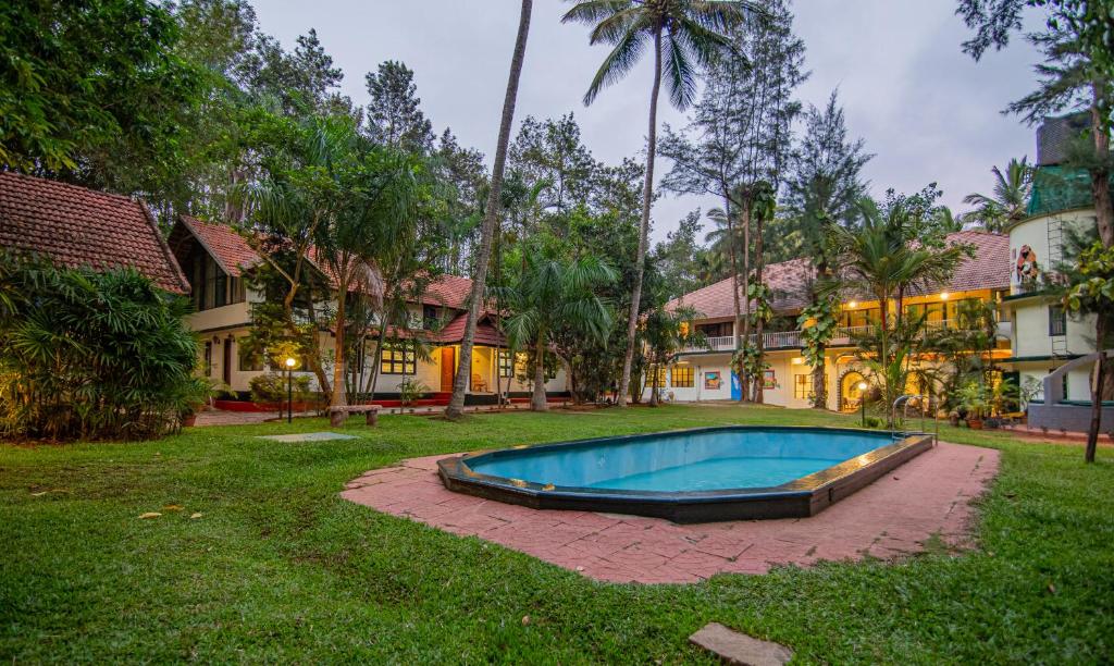 苏丹巴特利Orchid Trails Resort的一座房子的院子内的游泳池