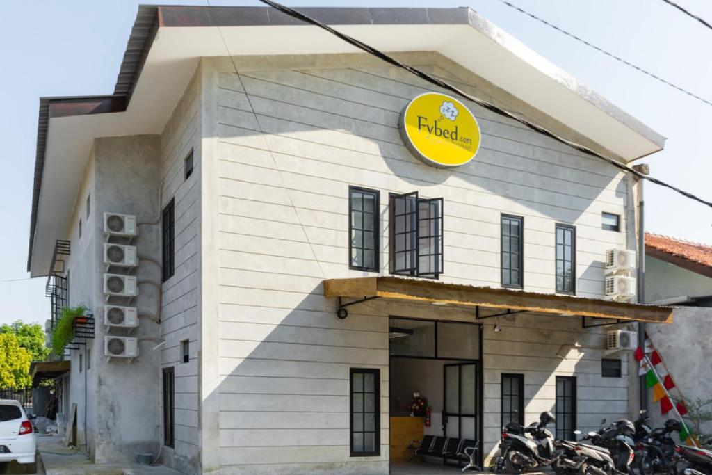 Kalibanteng-lorRedDoorz near Sam Poo Kong 3 Semarang的前面有黄色标志的建筑
