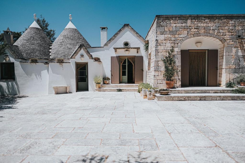 马丁纳弗兰卡Trulli d'Itria的石头车道的房屋庭院