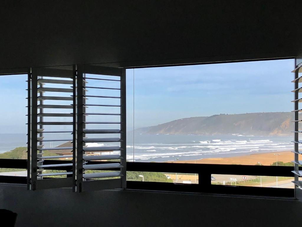 维德尼斯Villa Sol的客房设有海景大窗户。