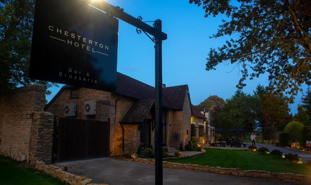 比斯特The Chesterton Hotel的建筑物前的街道标志