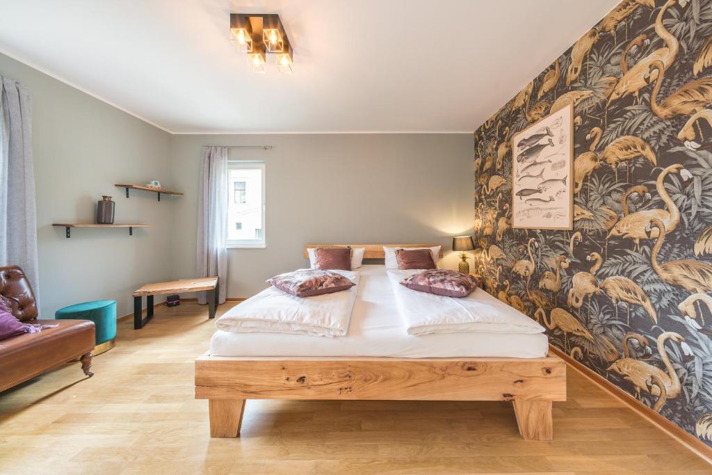 波茨坦Design Apartments - "Das Kutscherhaus"的一间卧室配有一张带大墙的床