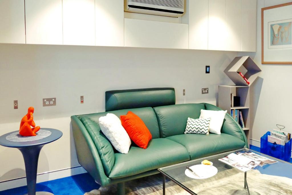 悉尼Luxe Executive Suite with breakfast and snacks in Paddington near Rushcutters Bay, Darlinghurst, St Vincents的客厅配有绿色沙发和桌子